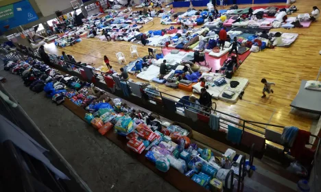 CHUVAS RS - ABRIGOS - People who have been evacuated from flooded areas rest at a gym used as a shelter in Porto Alegre, Rio Grande do Sul state, Brazil May 10, 2024. REUTERS/Diego Vara