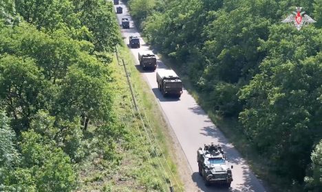Veículos militares russos durante exercício 
 21/5/2024   Divulgação via REUTERS