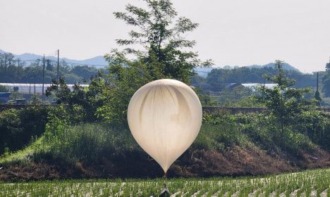 Balão com objetos em Cheorwon, na Coreia do Sul
 29/5/2024    Yonhap via REUTERS