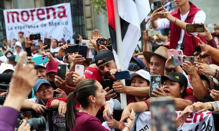 A candidata presidencial do partido governista Morena, Claudia Sheinbaum, cumprimenta apoiadores durante seu comício de lançamento de campanha na praça Zocalo, na Cidade do México, México, em 1º de março de 2024. REUTERS/Luis Cortes