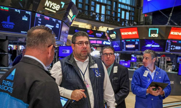 Traders e equipes na Nyse reagem a problemas técnicos na bolsa de Nova York, EUA
3/6/2024 REUTERS/Brendan McDermid