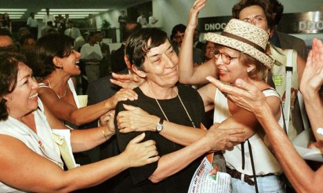 FOTO DE ARQUIVO: A parlamentar da oposição Maria da Conceição Tavares, do Partido dos Trabalhadores (PT), está cercada por apoiadores ao chegar do lado de fora da Câmara dos Deputados do Congresso antes de votar um polêmico projeto de reforma previdenciária em Brasília.