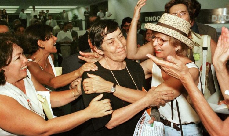 FOTO DE ARQUIVO: A parlamentar da oposição Maria da Conceição Tavares, do Partido dos Trabalhadores (PT), está cercada por apoiadores ao chegar do lado de fora da Câmara dos Deputados do Congresso antes de votar um polêmico projeto de reforma previdenciária em Brasília.