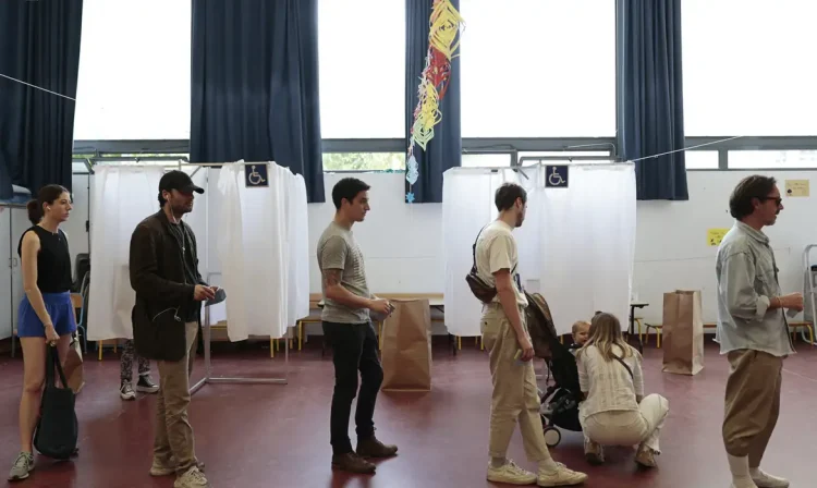 People queue to vote in the first round of the early French parliamentary elections at a polling station in Paris, France, June 30, 2024. Foto: Abdul Saboor/REUTERS/Proibida reprodução