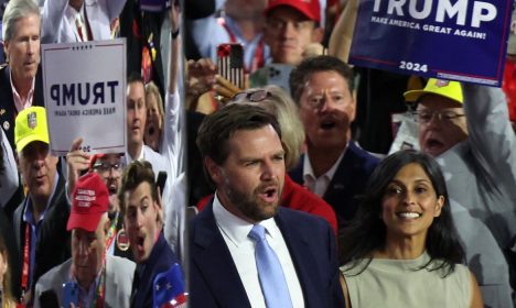 Republican vice presidential candidate J.D. Vance is accompanied by his wife Usha Chilukuri Vance as he arrives for Day 1 of the Republican National Convention (RNC), at the Fiserv Forum in Milwaukee, Wisconsin, U.S., July 15, 2024. Reuters/Andrew Kelly/Proibida reprodução