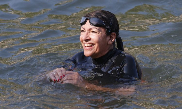 Prefeita de Paris Anne Hidalgo no rio Sena
 17/7/2024    REUTERS/Abdul Saboor