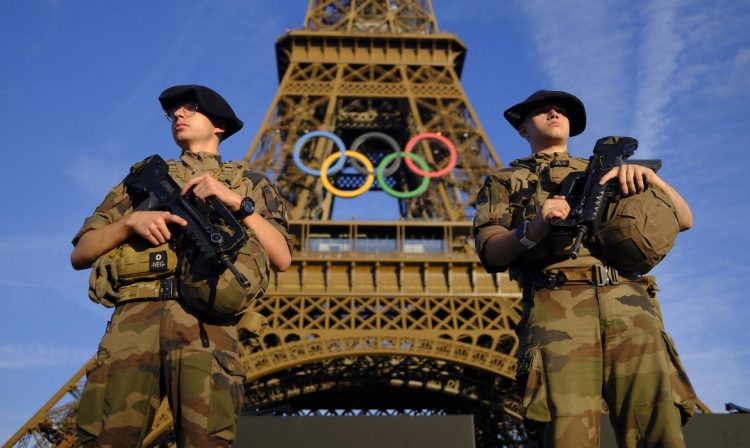 Paris 2024 Olympics - Paris 2024 Olympics Preview - Paris, France - July 21, 2024 Soldiers patrol on a street in front of the Eiffel Tower ahead of the Olympics Reuters/Stefan Wermuth/Proibida reprodução