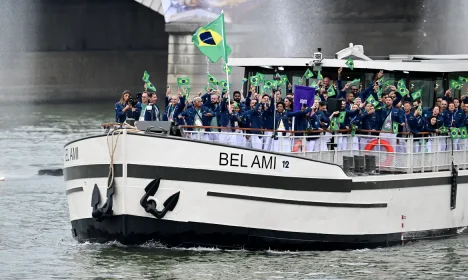 Paris 2024 Olympics - Opening Ceremony - Paris, France - July 26, 2024. Athletes of Brazil aboard a boat in the floating parade on the river Seine during the opening ceremony. Reuters/Angelika Warmuth/Proibida reprodução