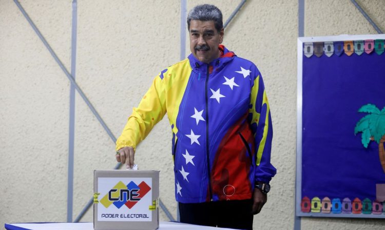 Venezuelan President Nicolas Maduro votes during presidential election in Caracas, Venezuela July 28, 2024. REUTERS/Fausto Torrealba