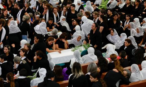 Famílias se reúnem para cerimônias fúnebres em Majdal Shams
 28/7/2024    REUTERS/Ammar Awad