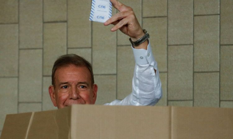 Venezuelan opposition presidential candidate Edmundo Gonzalez shows his ballot as he votes in the country's presidential election, in Caracas, Venezuela July 28, 2024. REUTERS/Leonardo Fernandez Viloria