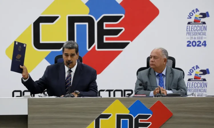 Venezuela's President Nicolas Maduro speaks next to Elvis Amoroso, head of the National Electoral Council (CNE), as he holds the credential as winner of the country's presidential election, in Caracas, Venezuela July 29, 2024. REUTERS/Leonardo Fernandez Viloria