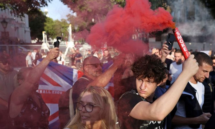 Pessoas protestam em Londres contra a imigração ilegal
31/07/2024
REUTERS/Hollie Adams