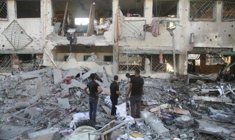 Palestinians inspect the site of Israeli strikes on a school sheltering displaced people, amid Israel-Hamas conflict, in Gaza City, August 3, 2024. Reuters/Mahmoud Issa/Proibida reprodução