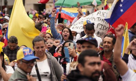 Venezuelans living in Colombia attend a protest in support for opposition amid the disputed Venezuelan presidential election, at the Plaza de Bolivar, in Bogota, Colombia August 3, 2024. Reuters/Nathalia Angarita/Proibida reprodução