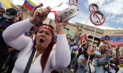 A Venezuelan woman living in Colombia gestures during a protest in support for opposition amid the disputed Venezuelan presidential election, at the Plaza de Bolivar, in Bogota, Colombia August 3, 2024. Reuters/Nathalia Angarita/Proibida reprodução