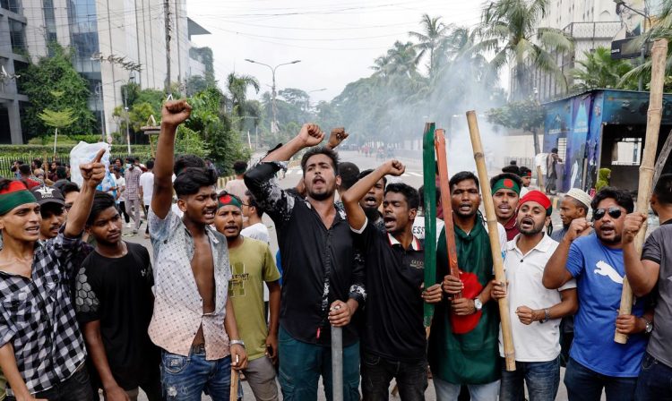 Demonstrators shout slogans after they have occupied a street during a protest demanding the stepping down of Bangladeshi Prime Minister Sheikh Hasina, following quota reform protests by students, in Dhaka, Bangladesh, August 4, 2024. Reuters/Mohammad Ponir Hossain/Proibida reprodução