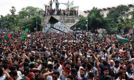 Pessoas celebram renúncia da premiê Hasina em Daca
 5/8/2024   REUTERS/Mohammad Ponir Hossain