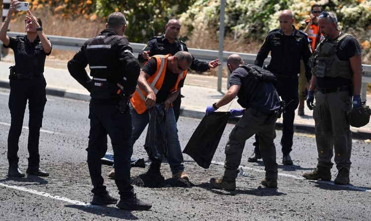 Autoridades israelenses observam impacto de projétil em Nahariya
 6/8/2024   REUTERS/Rami Shlush