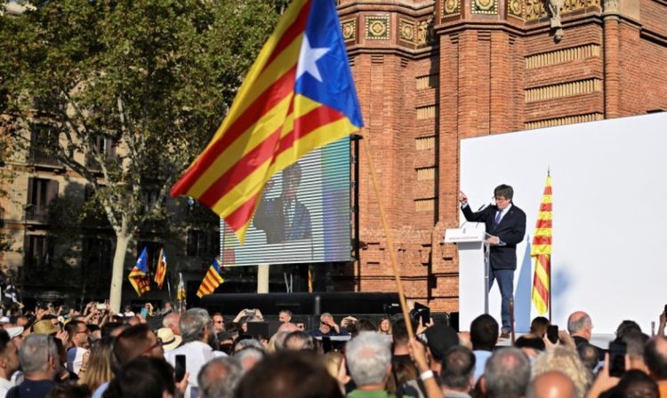 O líder separatista catalão Carles Puigdemont fala ao retornar à Espanha após sete anos de exílio autoimposto no Arco do Triunfo em Barcelona, ​​Espanha
08/08/2024
REUTERS/Lorena Sopena