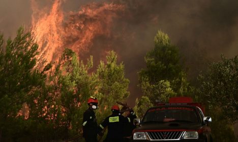 Bombeiros tentam extinguir fogo em Varnavas, perto de Atenas, na Grécia. 11 de agosto, 2024. 
Michalis Karagiannis/Eurokinissi via REUTERS ATTENTION EDITORS - THIS IMAGE HAS BEEN SUPPLIED BY A THIRD PARTY. NO RESALES. NO ARCHIVES. GREECE OUT. NO EDITORIAL OR COMMERCIAL SALES IN GREECE.