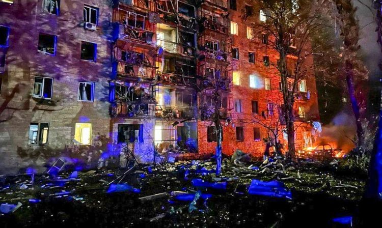 Prédio de apartamentos atingido por destroços de míssil ucraniano, em Kursk, segundo autoridades locais
11/08/2024
Prefeito de Kursk via Telegram/Divulgação via REUTERS