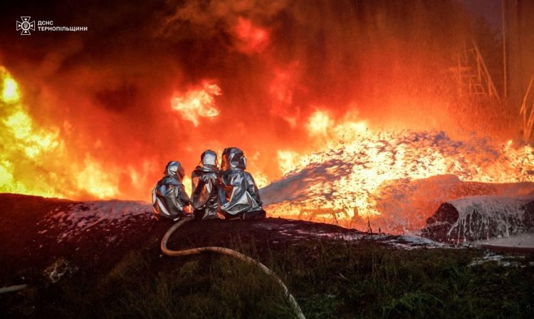 Bombeiros trabalham em instalação atingida por ataque de drone russo na região de Ternopil 
 20/8/2024  Divulgação via REUTERS