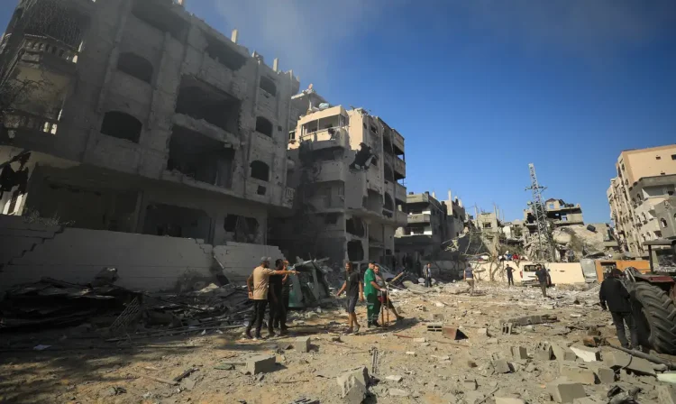 Palestinians inspect the site of an Israeli strike on a college sheltering displaced people, amid Israel-Hamas conflict, in the northern Gaza Strip, September 3, 2024. Reuters/Dawoud Abu Alkas/Proibida reprodução