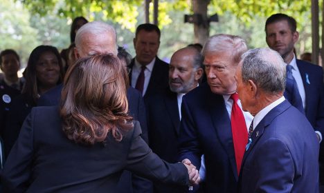 Ex-presidente Donald Trum e vice-presidente Kamala Harris, rivais nas eleições de novembro, apertam as mãos em cerimônia para homenagear vítimas dos ataques de 11 de setembro de 2001
11/09/2024
REUTERS/Mike Segar