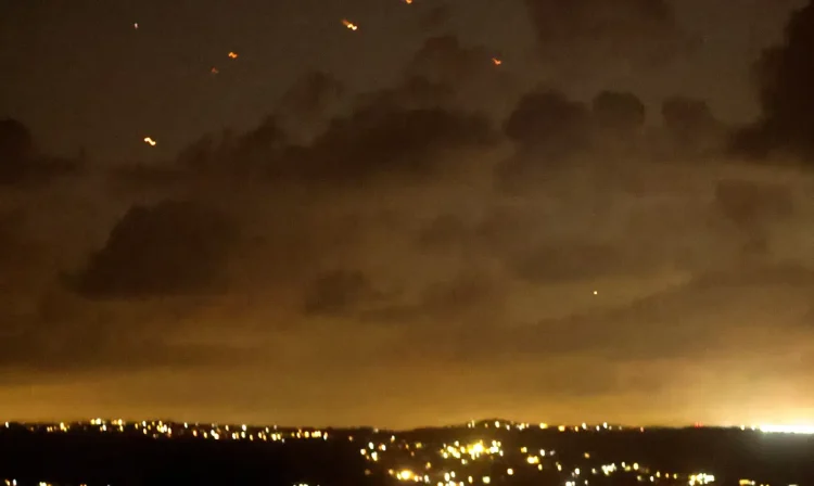 Projectiles fly in the sky after Iran fired a salvo of ballistic missiles at Israel amid ongoing hostilities between Hezbollah and Israeli forces, as seen from Tyre,  southern Lebanon October 1, 2024. Reuters/Aziz Taher/Proibida reprodução