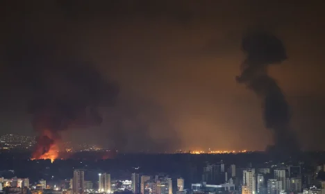 Líbano, 6/10/ 2024. Fumaça e chamas sobem nos subúrbios ao sul de Beirute, após ataques aéreos israelenses, em meio às hostilidades em curso entre o Hezbollah e as forças israelenses, como visto de Sin El Fil, REUTERS/Amr Abdallah Dalsh