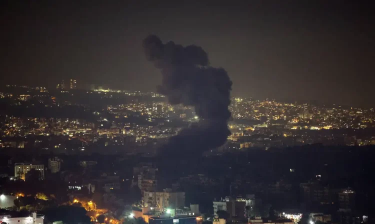 Smoke billows over Beirut southern suburbs after a strike, amid the ongoing hostilities between Hezbollah and Israeli forces, as seen from Sin El Fil, Lebanon October 8, 2024. Reuters/Amr Abdallah Dalsh/Proibida reprodução