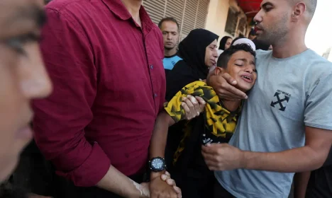 Palestinos lamentam morte por ataques israelenses em Deir Al-Balah, centro de Gaza
 9/10/2024    Reuters/Ramadan Abed/Proibida reprodução