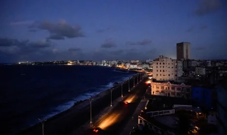 Cars drive on Havana's seafront boulevard Malecon as the country's electrical grid collapsed again on Sunday, according to Cuba's energy and mines ministry, in the latest setback to the government's efforts to restore power to the island, in Havana, Cuba October 20, 2024. Reuters/Norlys Perez/Proibida reprodução