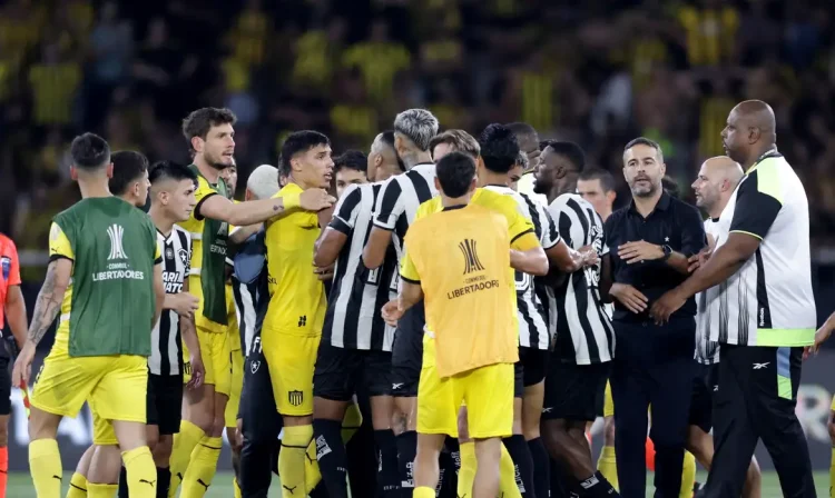 Soccer Football - Copa Libertadores - Semi Final - First leg - Botafogo v Penarol - Estadio Nilton Santos, Rio de Janeiro, Brazil - October 23, 2024
Players clash after the match Reuters/Ricardo Moraes/Proibida reprodução