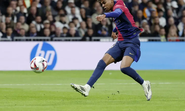 Soccer Football - LaLiga - Real Madrid v FC Barcelona - Santiago Bernabeu, Madrid, Spain - October 26, 2024
FC Barcelona's Lamine Yamal scores their third goal Reuters/Juan Medina/Proibida reprodução