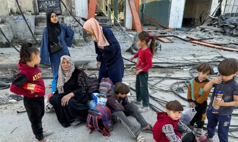 Palestinos deslocados fogem da parte norte de Gaza em meio a uma operação militar israelense, em Jabalia, no norte da Faixa de Gaza
23/10/2024
Reuters/Hassan Al-Zaanin/Proibida reprodução