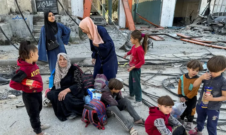 Palestinos deslocados fogem da parte norte de Gaza em meio a uma operação militar israelense, em Jabalia, no norte da Faixa de Gaza
23/10/2024
Reuters/Hassan Al-Zaanin/Proibida reprodução