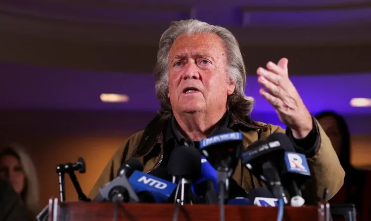 Steve Bannon, former advisor to former U.S. President and Republican presidential nominee Donald Trump, gestures as he speaks during a press conference in New York City following his release from U.S. Federal jail in Connecticut, U.S., October 29, 2024. Reuters/Andrew Kelly/Proibida reprodução