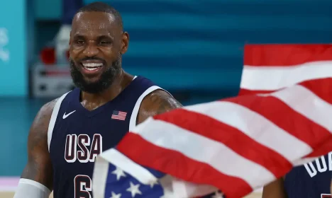 Lebron James celebra ouro dos EUA nos Jogos de Paris