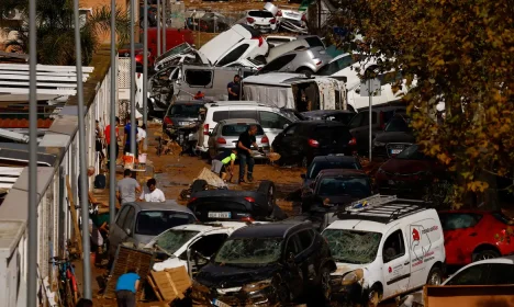 Carros empilhados após chuva forte em Valência
 1/11/2024    REUTERS/Susana Vera