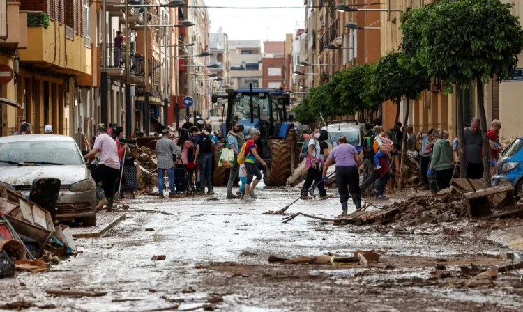 Espanha-02/11/2024 Membros da equipe de busca e resgate procuram corpos, após fortes chuvas que causaram inundações na Espanha. REUTERS/Angelo Miguel/ Proibida reprodução