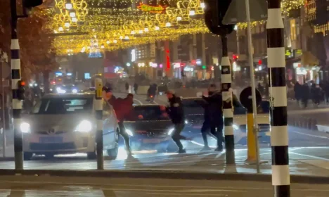 Imagem de rede social mostra torcedores de futebol israelenses e jovens holandeses se enfrentando perto da estação central de Amsterdã, na Holanda
08/11/2024
X/iAnnet/via REUTERS