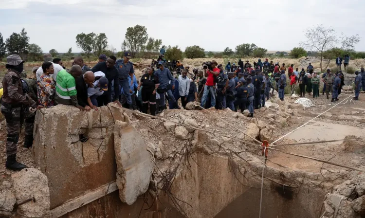 Community members watch as Senzo Mchunu, South African police minister, inspects outside the mineshaft where it is estimated that hundreds of illegal miners are believed to be hiding underground, after police cut off food and water as part of police operations against illegal miners, in Stilfontein, South Africa, November 15, 2024. Reuters/Ihsaan Haffejee/Proibida reprodução 