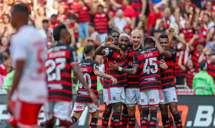 Soccer Football - Brasileiro Championship - Flamengo v Internacional - Estadio Maracana, Rio de Janeiro, Brazil - December 1, 2024
Flamengo's Leo Ortiz celebrates scoring their first goal with teammates REUTERS/Pilar Olivares