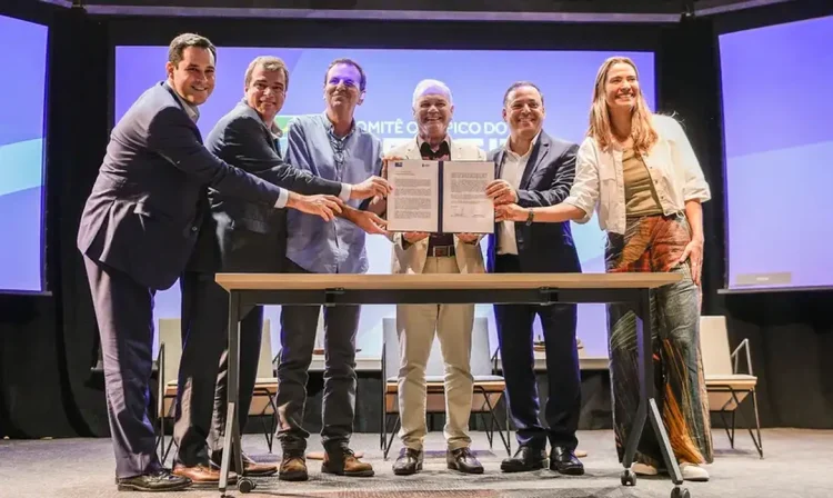 Rio de Janeiro (RJ), 02/12/2024 - Eduardo Paes, prefeito do Rio de Janeiro, e Rodrigo Neves prefeito eleito de Niterói, entregam documento que formaliza o interesse das duas cidades em organizarem de forma conjunta os Jogos Pan-americanos de 2031, realizado no Centro de Treinamento do COB. Foto: Rafael Bello/COB