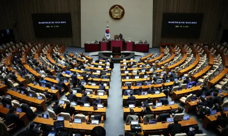 Lawmakers sit inside the hall at the National Assembly, after South Korean President Yoon Suk Yeol declared martial law, in Seoul, South Korea, December 4, 2024. Reuters/Kim Hong-Ji/Proibida reprodução