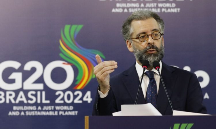 Rio de Janeiro (RJ) 20/02/2024 – O embaixador Mauricio Carvalho Lyrio, secretário de Assuntos Econômicos e Financeiros do Ministério das Relações Exteriores e Sherpa do G20 Brasil, fala à imprensa sobre a  Reunião de Chanceleres do G20, na Marina da Glória. Foto: Fernando Frazão/Agência Brasil