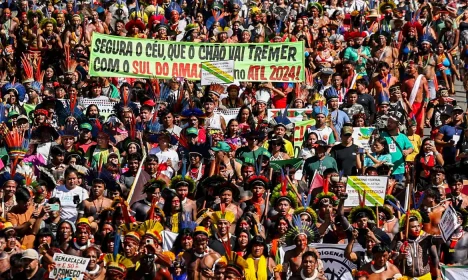 Brasília (DF) 23/04/2024 – Indígena de várias etnias que participam do Acampamento Terra Livre 2024 marcham na Esplanada dos Ministérios com o eslogam #EmergênciaIndígena: Nossos Direitos não se negociam.
Foto: Marcelo Camargo/Agência Brasil