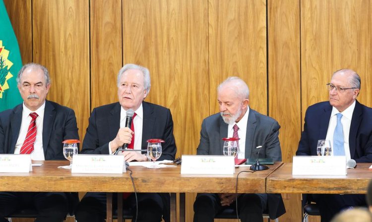 Brasília (DF), 17/06/2024 - O presidente do BNDES Aloísio Mercadante,  o ministro da Justiça Ricardo Lewandowski,  o presidente Luiz Inácio Lula da Silva e o vice-presidente Geraldo Alckimin participam da assinatura de contrato que destina R$ 318,5 milhões do Fundo Amazônia para o fortalecimento do Plano Amazônia: Segurança e Soberania (AMAS), no Palácio do Planalto. Foto: Valter Campanato/Agência Brasil